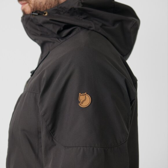 FJALLRAVEN - FJALLRAVEN HERRE VIND/VANDREJAKKE SKOGSO JACKET DARK GREY