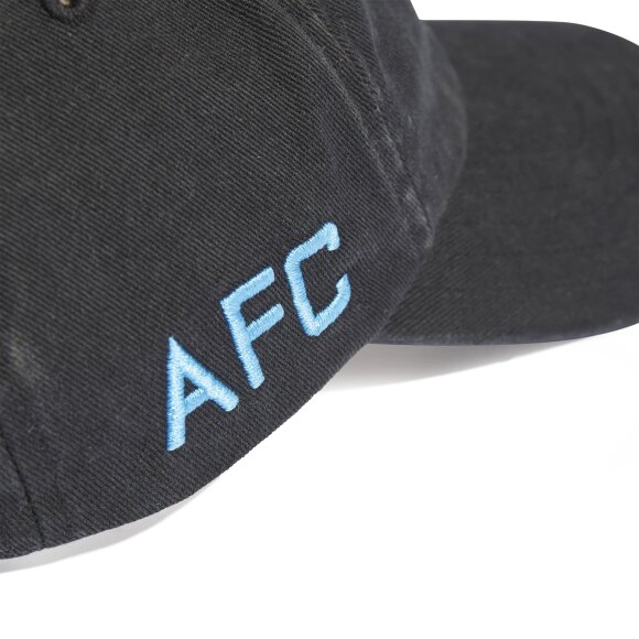 ADIDAS  - ADIDAS ARSENAL FC DAD CAP I UDEBANEFARVER MED LET BUET SKYGGE