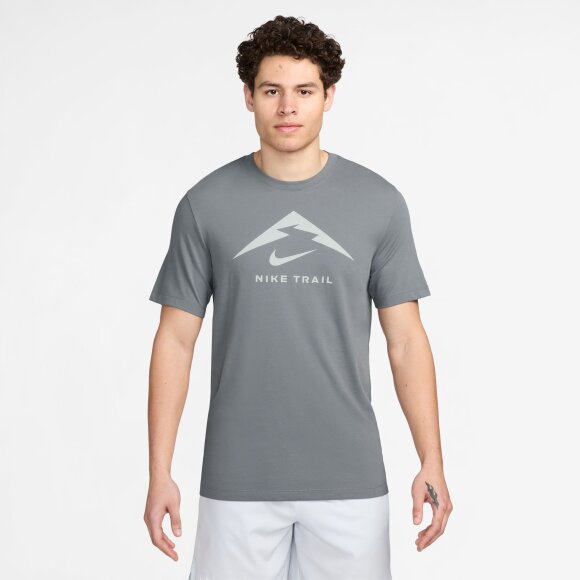 NIKE - M NK DF TEE TRAIL LOGO