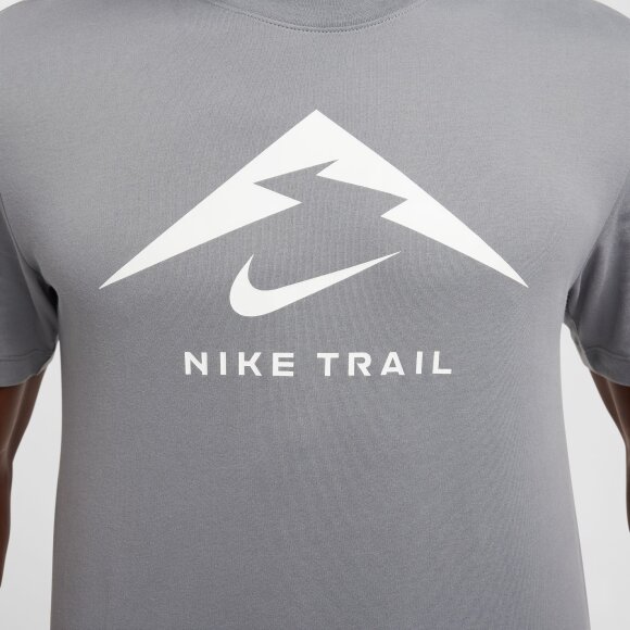 NIKE - M NK DF TEE TRAIL LOGO